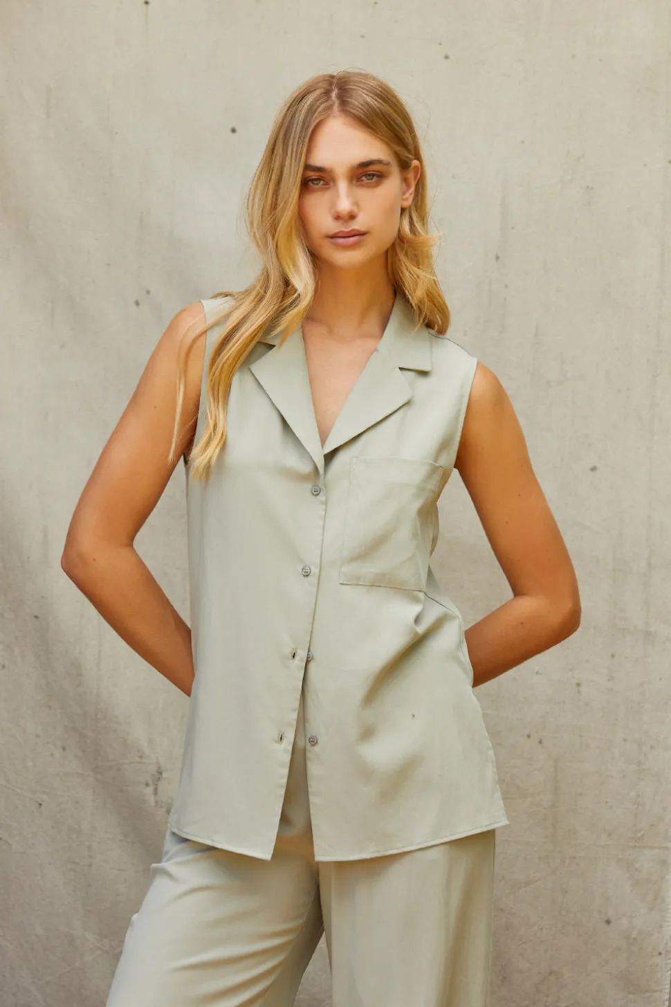 Lisa Sleeveless Button up Top