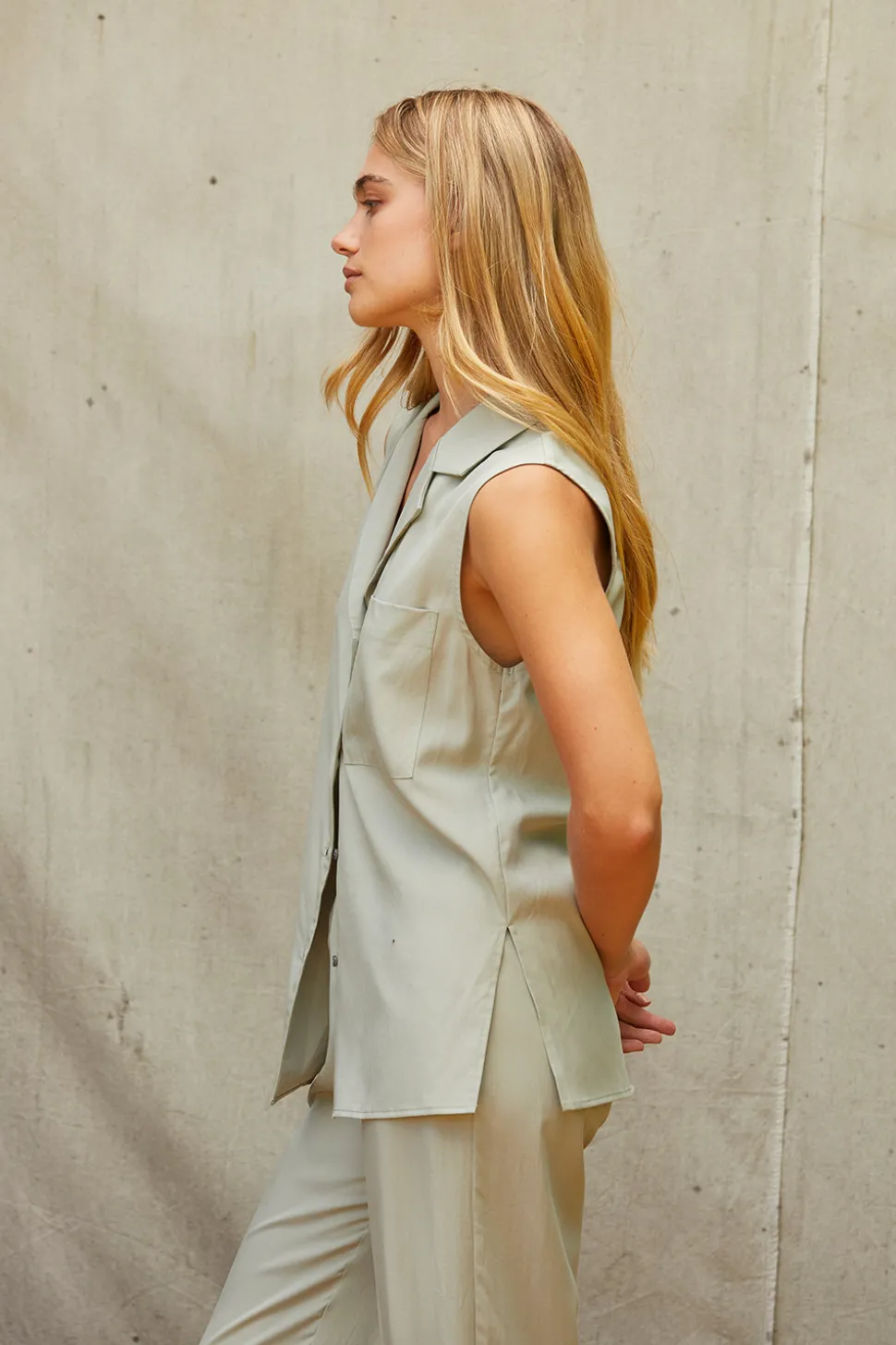 Lisa Sleeveless Button up Top