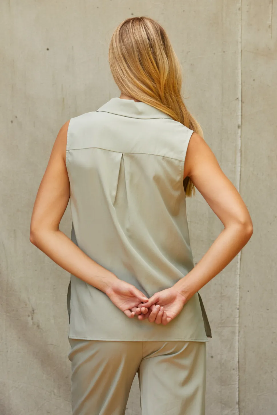 Lisa Sleeveless Button up Top